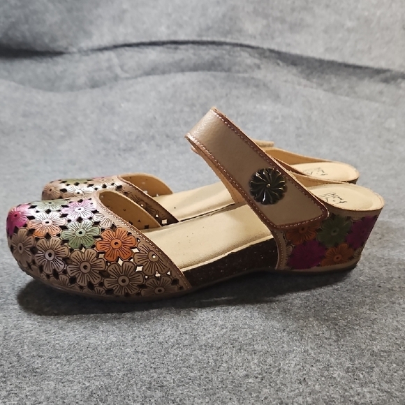 L'Artiste Women's Floral Embellished Clogs Size 38 - Picture 5 of 7